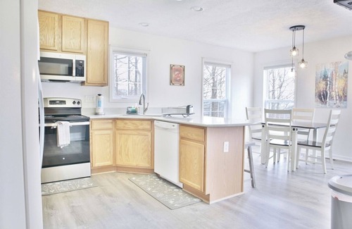 Keezletown Casa | HotTub,Location!YearRound:Ski Entr, Fmily Ctr. On Mountain Renovated 5BR 3.5BAEV