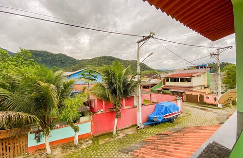 Mambucaba Apartamento | House in Prainha de Mambucaba. One block from the sea.