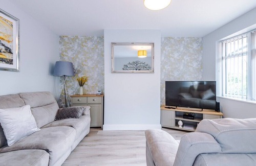 Bromley Cross Casa | Hough House - 4 bedrooms & spacious