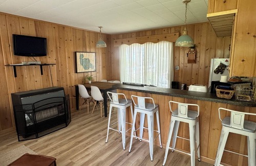Prudenville Cabina | Houghton Lake cabin with covered outdoor entertainment space. No cleaning fees.