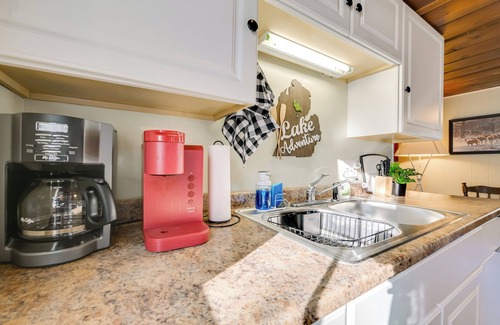 Houghton Lake Cabaña | Houghton Lake Cottage - Central Location!