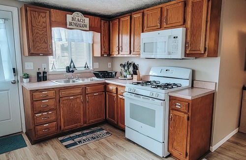 Houghton Lake Cabaña | Lakeview / Gazebo / Firepit / Kayak /SUP, A/C Recliner / Lake Access / Trails