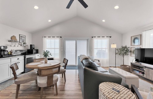 Houghton Lake Cabaña | Houghton Lake Sunrise: Sleeps 5, Directly on Houghton Lake, Sister Cottage Next Door!