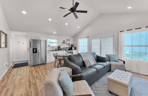 Houghton Lake Cabaña | Houghton Lake Sunrise: Sleeps 5, Directly on Houghton Lake, Sister Cottage Next Door!