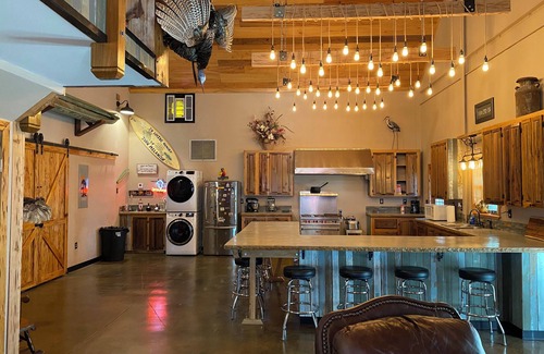 Houma Cabina | HOUMA 45 MILES FROM NOLA INTERNATIONAL AIRPORT, FISHING, HISTORIC DOWNTOWN HOUMA