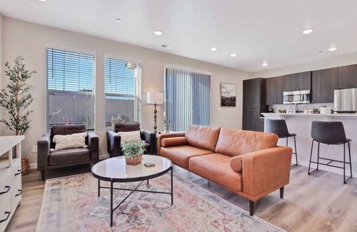 Nampa Casa | | Hounslow way | Stylish 2 bedroom townhome | Namp