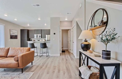 Nampa Casa | | Hounslow way | Stylish 2 bedroom townhome | Namp