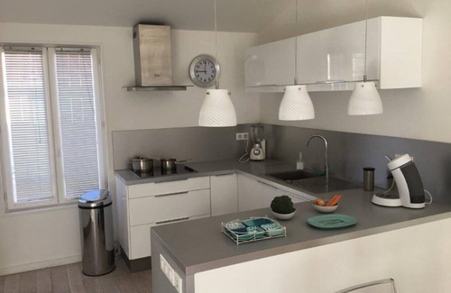 Meze Casa | Casa de 100m² con terraza a 150m de la playa.