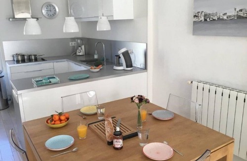 Meze Casa | Casa de 100m² con terraza a 150m de la playa.