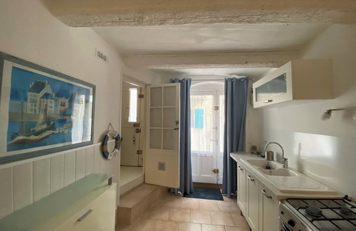 Meze Casa | Casa de 100m² con terraza a 150m de la playa.