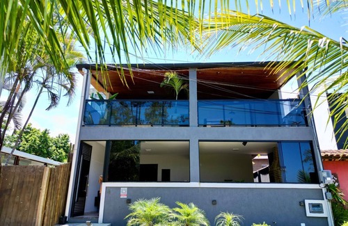 Bracui Casa | House 15 meters from the beach in a condominium with "feet in the sand"