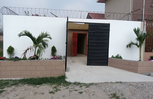 Siguatepeque Casa | House 2 story 3 planter's at front beige& Brown color