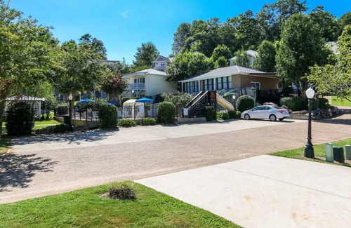 Leesburg Casa | House #48 Tranquility Base (No Pets)