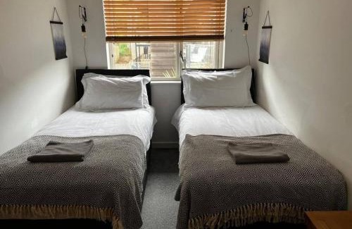 Porthtowan Casa | House 6 Goldcroft - Walk to Beach & Village, Pet-friendly & hottub