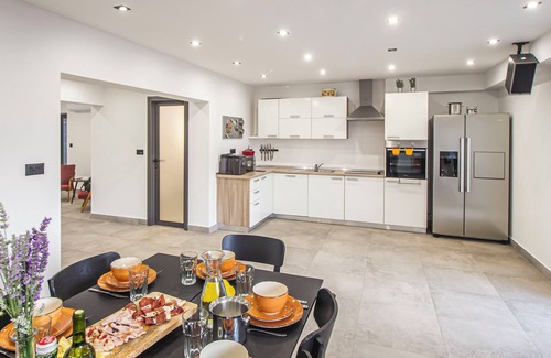Tugare Villa | House Anavi