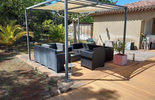 Les Arcs-sur-Argens Cabaña | House Bed & Breakfast en la habitación