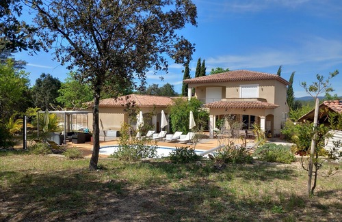 Les Arcs-sur-Argens Cabaña | House Bed & Breakfast en la habitación