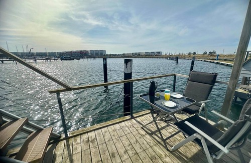 Ostholstein Alquiler De Eote | Casa flotante 'Annis Mehrblick' con vistas al mar, terraza privada y Wi-Fi