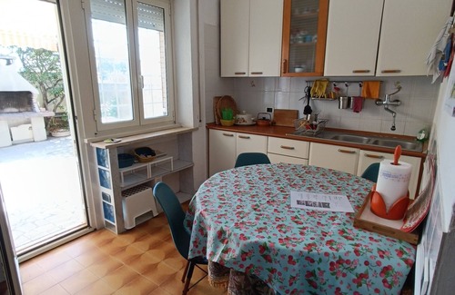 Torvaianica Apartamento | Casa frente al mar con gran jardín equipado.