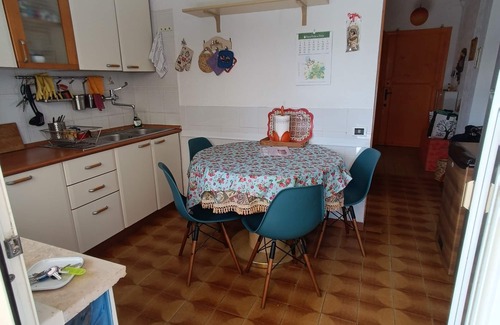 Torvaianica Apartamento | Casa frente al mar con gran jardín equipado.