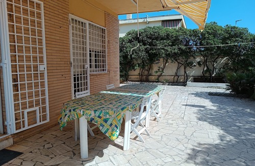 Torvaianica Apartamento | Casa frente al mar con gran jardín equipado.