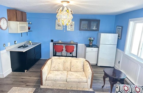 Biddeford Apartamento | House dwelling that combines The bedroom kitchen and living area into one space
