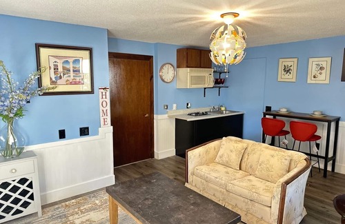 Biddeford Apartamento | House dwelling that combines The bedroom kitchen and living area into one space