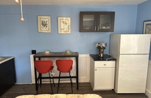 Biddeford Apartamento | House dwelling that combines The bedroom kitchen and living area into one space