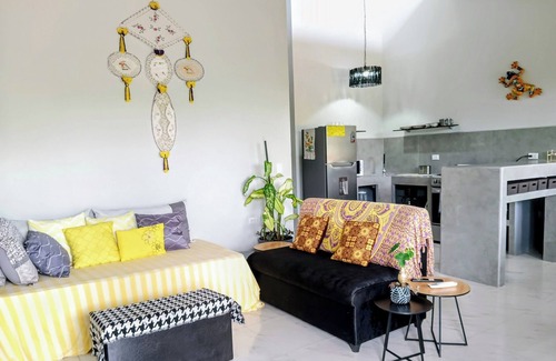 Hatillo Casa | House for 8 People w/ WiFi, AC--5 Mins to Dominical Beach, 30 Mins to N. Park.