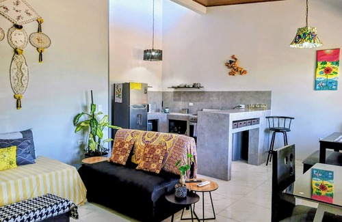 Hatillo Casa | House for 8 People w/ WiFi, AC--5 Mins to Dominical Beach, 30 Mins to N. Park.
