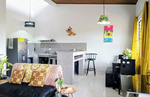 Hatillo Casa | House for 8 People w/ WiFi, AC--5 Mins to Dominical Beach, 30 Mins to N. Park.