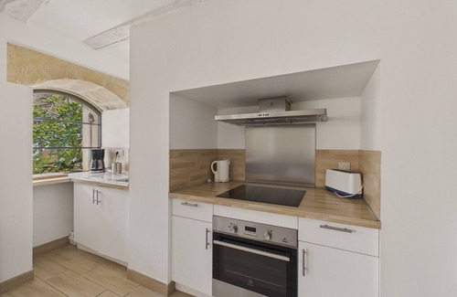 Saint-Leon-sur-Vezere Casa | Casa para 5 con patio exterior en el centro