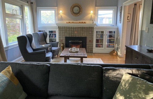 Mann Casa | House - home office, fireplace, fenced yard, walkable!