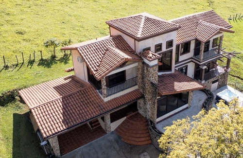 Jaramillo Casa | Casa en Boquete, House in Boquete with king beds and hot tub (565749)
