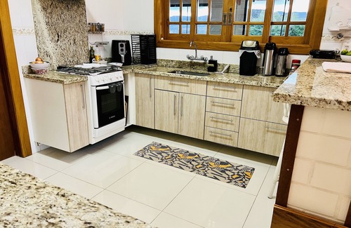 Campos do Jordao Cabaña | House in Gated Community with Heated Pool, Hydro, Jacuzzi and Beautiful View.