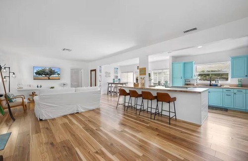 Flamingo Parks Casa | House in Historic community of West Palm Beach w complimentary Pool Heating
