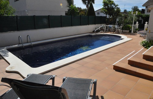 El Roc de Sant Gaieta Casa | Casa con pista de tenis y piscina privada en Roda de Bará