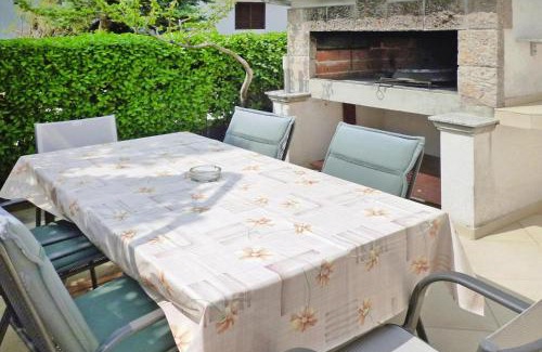 Starigrad Apartamento | House in Starigrad near Paklenica Park