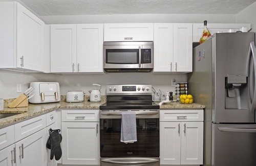 Lake Magdalene Casa | House in Tampa with Pool sleeps 10 Pet Friendly.