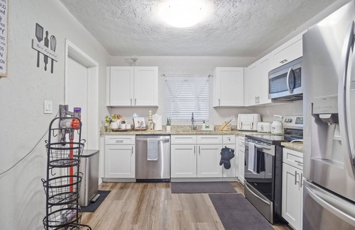 Lake Magdalene Casa | House in Tampa with Pool sleeps 10 Pet Friendly.