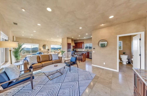 Greater Sacramento Casa | House In The Clouds!