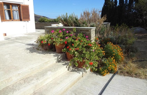 Megas Yialos-Nites Casa | House in the grass land.