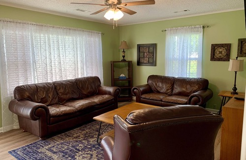 Prairie Grove Casa | “House In The Grove” Private, comfortable, squeaky clean!