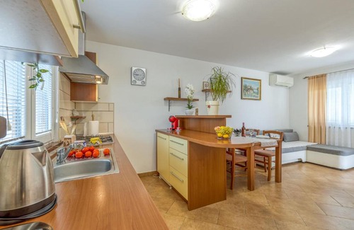 Ankaran Apartamento | House In The Vineyard - Happy Rentals
