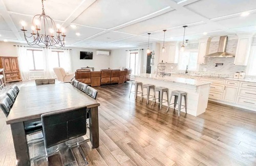 Lake Elmo Casa | House in the Woods -- relax or entertain in remodeled open floor plan