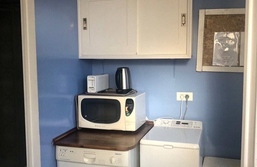 Gare-Jouvenet Cabaña | House like a cottage ( Gîte 4 people) with terrace in a garden close downtown