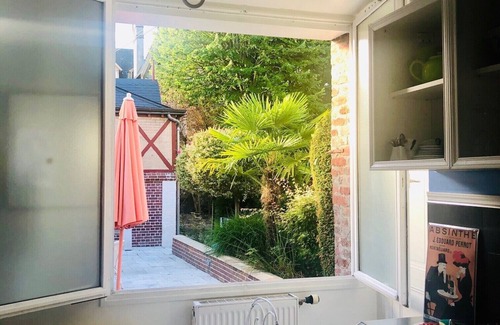 Gare-Jouvenet Cabaña | House like a cottage ( Gîte 4 people) with terrace in a garden close downtown