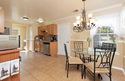 Humble Casa | House Near IAH Airport - 3BD, 2Bath w/Parking