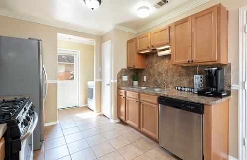 Humble Casa | House Near IAH Airport - 3BD, 2Bath w/Parking