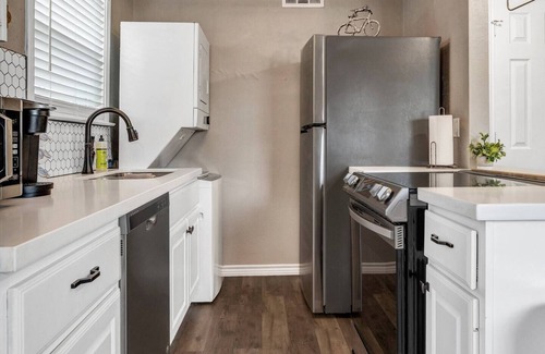 College Station Apartamento | House-O-Blues: First Floor, Walk to A&M, King Beds